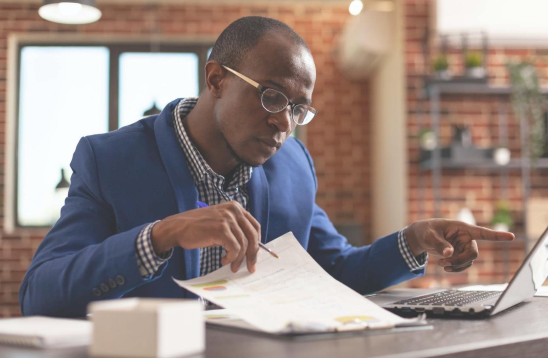 Teilnehmende im interaktiven Online-Kurs mit Lehrkraft auf Talionexora