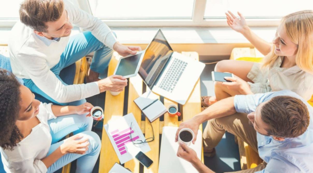 Lernende arbeiten gemeinsam an einem Kurs auf der Talionexora-Plattform