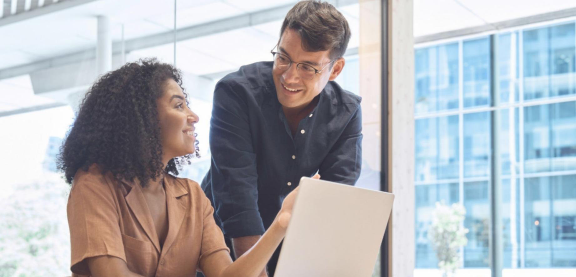 Lernende analysieren ihren Kursfortschritt gemeinsam