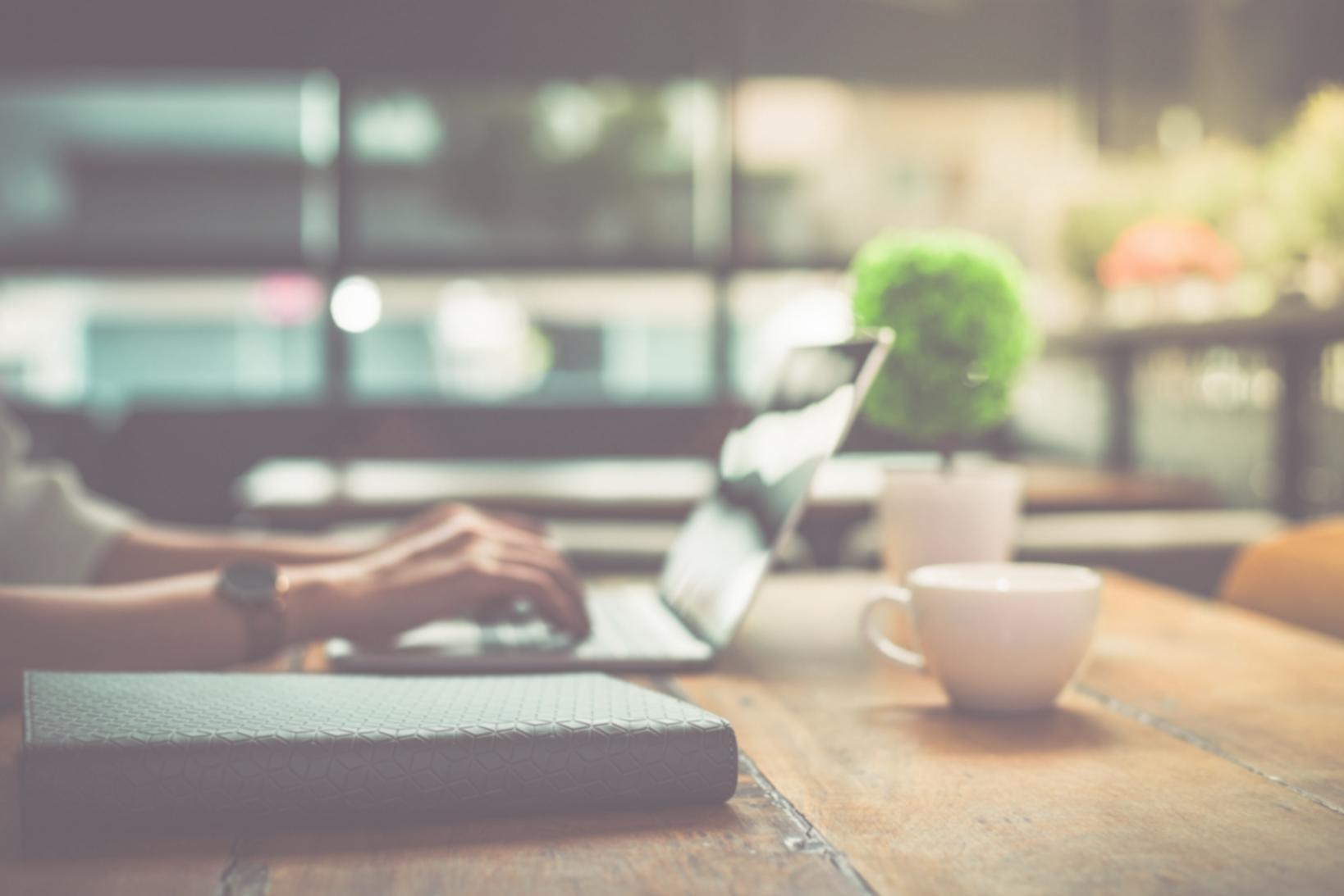 Lernende beim Einzelgespräch mit einer Talionexora-Lehrkraft